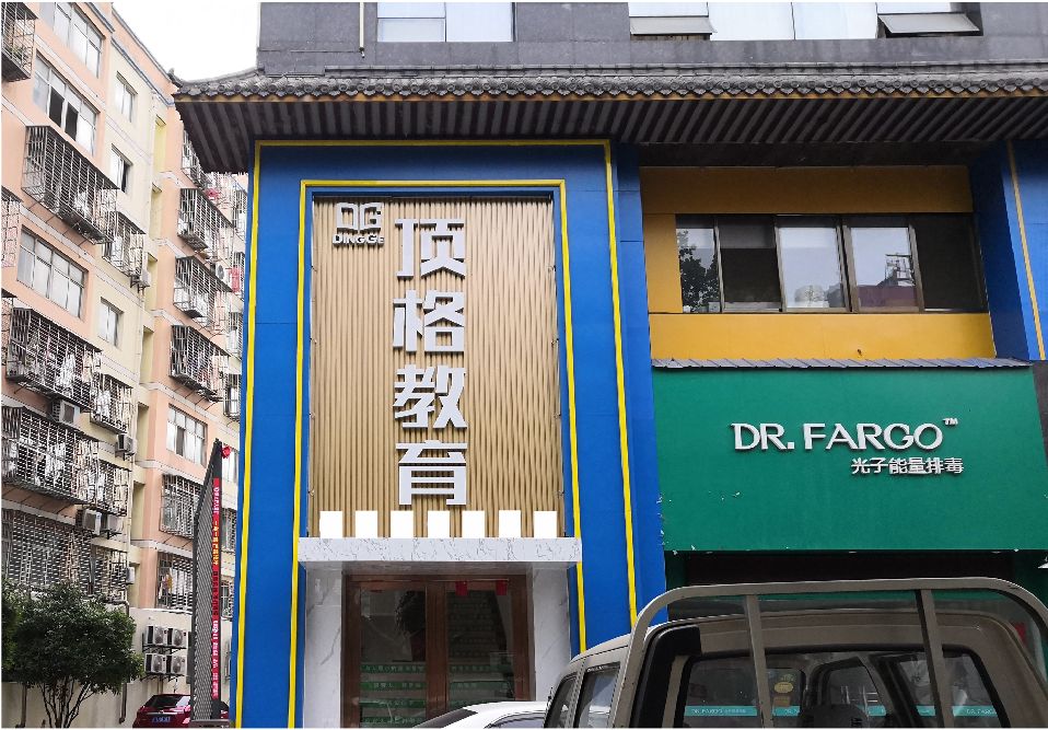 巴塘门头设计要符合门店特色。