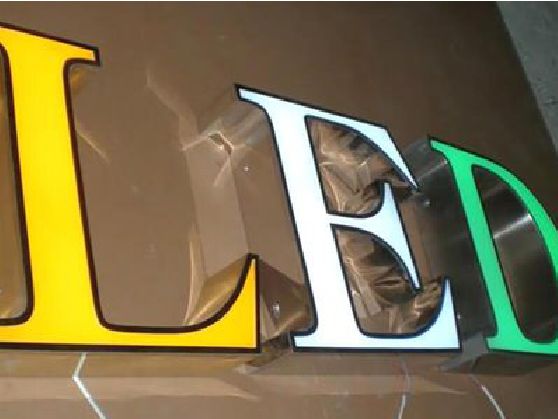 巴塘介绍LED招牌的基础知识。